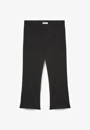 Czarne legginsy o gładkiej fakturze i szerokim pasie, z rozkloszowanym dołem. Elastyczny materiał zapewnia komfort i swobodę ruchów.