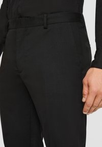 BERNA Pantalone Da Abito Slim In Tessuto Tecnico 233164 Nero Prezzo 0 - Foto 11