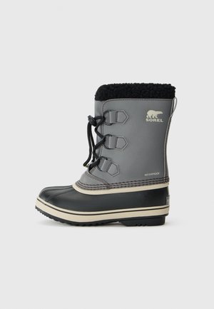 Grau und schwarze wasserdichte Winterstiefel mit schwarzem Fleecekragen, Schnürverschluss vorne und beiger Sohle, Seitenansicht.