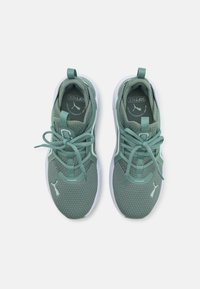 Zapatillas deportivas de malla verde con suelas blancas, que presentan una parte superior texturizada, diseño con cordones y una pestaña de talón con lazo para ponérselas fácilmente.