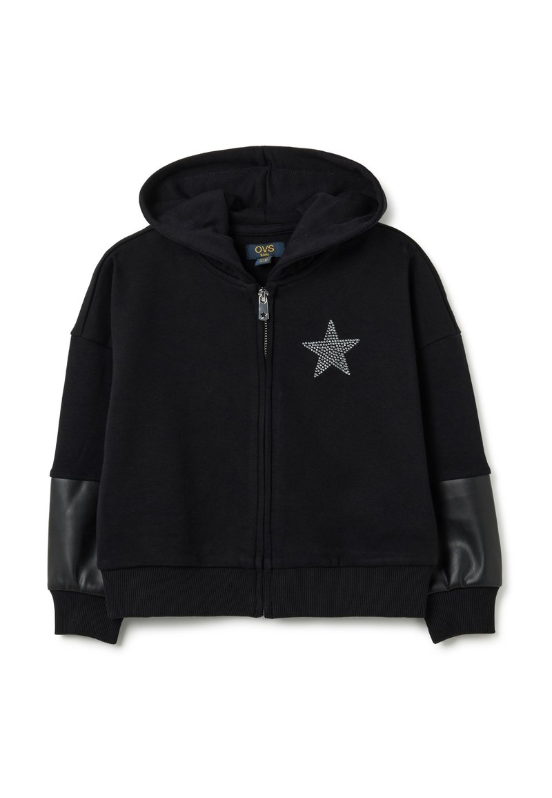 Sudadera con cremallera negra y capucha, diseño de estrella brillante en el pecho, y parches de cuero sintético en las mangas inferiores, puños acanalados y dobladillo.