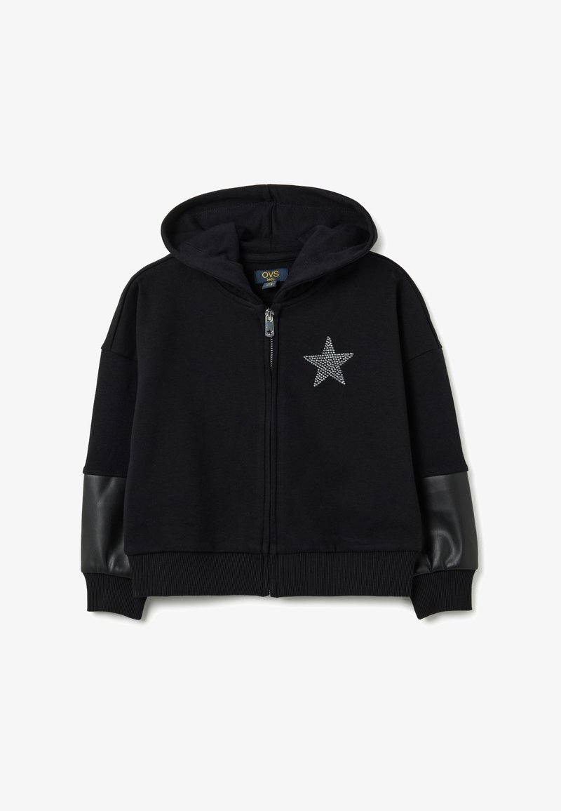 Sudadera con cremallera negra y capucha, diseño de estrella brillante en el pecho, y parches de cuero sintético en las mangas inferiores, puños acanalados y dobladillo.