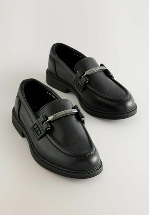 Zwarte leren loafers met een gladde afwerking, voorzien van een zilveren bandaccent en gedetailleerde stiksels rondom de randen. Rondneus ontwerp.