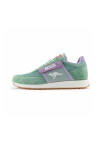 Groene Suède sneaker met een mesh paneel, paarse accenten en een rubberen zool. Heeft een contrasterend ROOS-logo en platte veters.