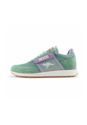Baskets en daim vert avec un panneau en maille, accents violets et semelle en caoutchouc. Présente un logo ROOS contraste et des lacets plats.