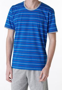 T-shirt a righe blu con strisce orizzontali rosse e bianche, dotato di un colletto a girocollo grigio a coste e maniche corte, realizzato in morbido cotone.