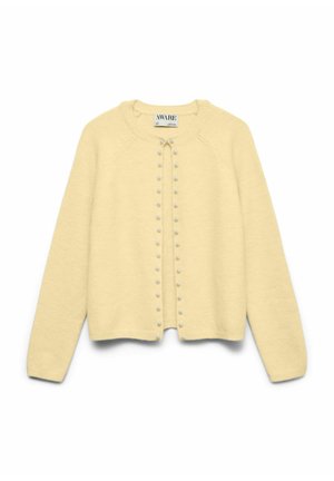 Cardigan jaune clair en matériau doux avec un col rond, agrémenté de boutons en perle sur le devant et de poignets côtelés.