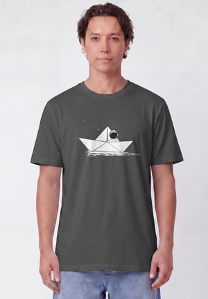 watapparel, ASTRONAUT IN PAPER BOAT UNISEX - Print T-shirt - anthracite