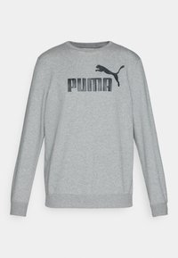 Sweatshirt gris clair à manches longues avec col rond et logo PUMA en relief noir ainsi qu'emblème du chat sautant sur la poitrine.