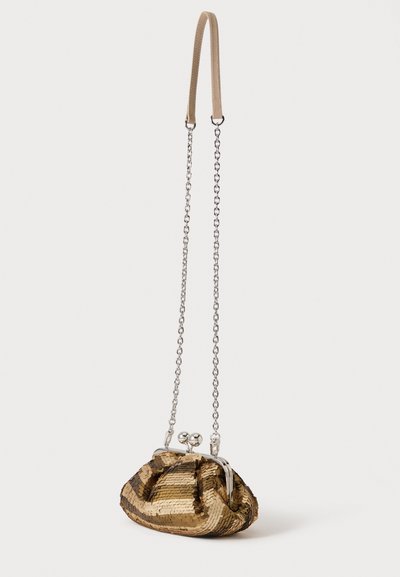 Μικρό χρυσό και καφέ ριγέ clutch με ασημένιο πλαίσιο και μακρύ ασημένιο αλυσίδα με μπεζ δερμάτινο μαξιλάρι ώμου.