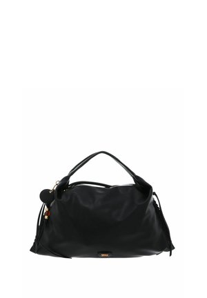 Sac à main en cuir noir avec une poignée courte, des perles dorées et un pendentif attaché, ainsi qu'une petite plaque logo en bas au centre.
