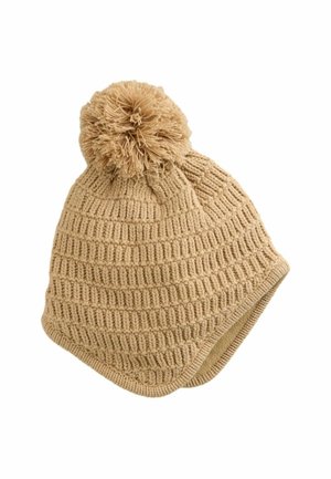 Dzianinowa czapka beanie w jasnym odcieniu beżu z teksturowanym prążkowanym wzorem oraz puszystym pomponem na górze. Ciepły, miękki materiał; zaokrąglony kształt.