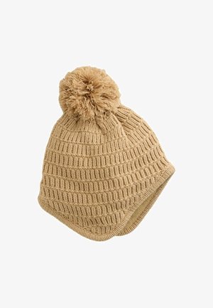 Gorro de punto en tono beige claro con un patrón de canalé texturizado y un pompón esponjoso en la parte superior. Tela cálida y suave; forma redondeada.