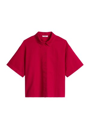 Chemise rouge à manches courtes, boutonnée, avec col, design simple et coupe décontractée sur fond blanc.