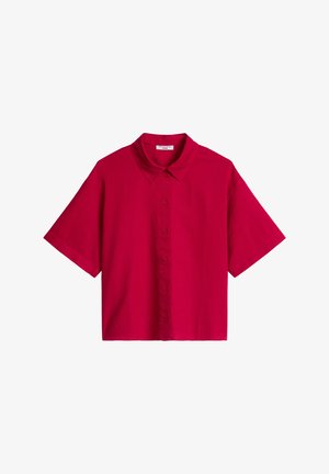 Chemise rouge à manches courtes, boutonnée, avec col, design simple et coupe décontractée sur fond blanc.