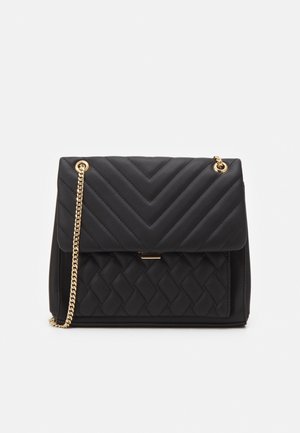 Musta tikattu käsilaukku, jossa on viistokuvioita ja kudottuja kuvioita, kultaiset metalliosat ja ketjuhihna. Ominaisuuksiin kuuluu läppäkiinnitys ja kompakti muoto.