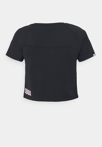 Zwarte cropped top met korte mouwen, gemaakt van gladde stof, met een roze "ODDX"-logo aan de onderkant links, en een eenvoudig, strak design.