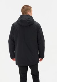Parka nera impermeabile con cappuccio, caratterizzata da maniche lunghe e una vestibilità comoda. Texture liscia, senza motivi visibili o dettagli in metallo.