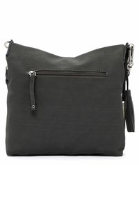 Borsa a tracolla in pelle nera forata con zip superiore, tasca frontale, hardware in argento e un accento con nappina di lato.