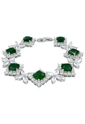 Grüner Edelstein-Armband mit silbernen Akzenten, das mit quadratischen und marqisenförmigen Steinen verziert ist, umgeben von Pavee-Details.