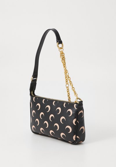 Bolso de cuero negro con un diseño estampado de formas en media luna de color rosa claro. Tiene una cadena dorada como asa y un cierre superior con cremallera.