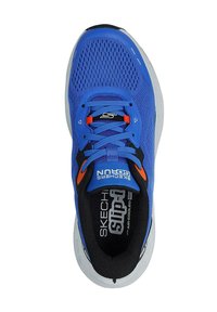 Zapato deportivo azul con parte superior de malla, cuello acolchado y diseño con cordones. Presenta acentos naranjas y una plantilla negra etiquetada "Skechers".