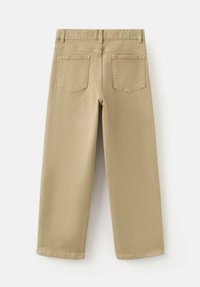 Pantaloni bej cu croială largă, văzuți din spate, având două buzunare aplicate, bretele pentru curea și o textură netedă a materialului.