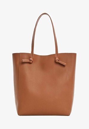 Ruskea nahkainen olkalaukku, jossa on sileä pinta, kaksi pitkää kahvaa ja monimutkaiset solkiyksityiskohdat ylhäällä. Rakenne on jämäkkä, eikä näkyviä suljintoja ole.