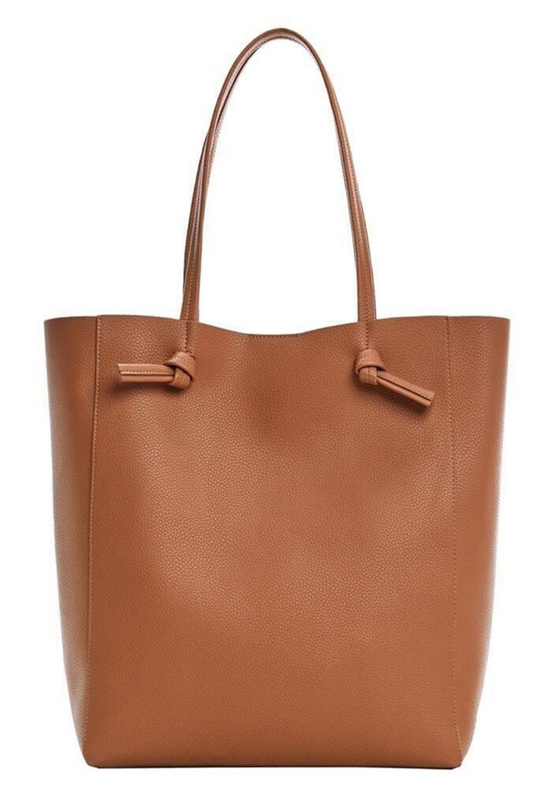 Brązowa skórzana torba tote z gładkim wykończeniem, dwoma długimi uchwytami i misternymi akcentami w postaci węzłów na górze. Strukturalny kształt, brak widocznych zapięć.