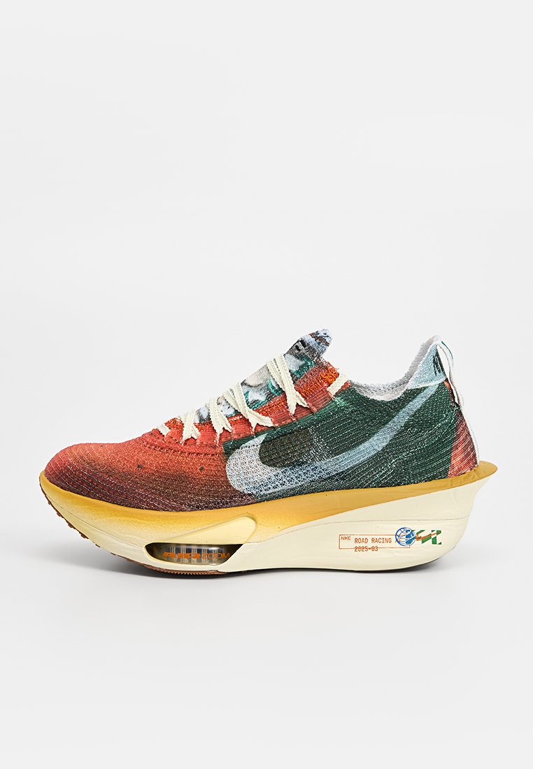 Chaussure de course Nike avec une tige en maille multicolore rouge, verte et bleue, un swoosh proéminent, une semelle jaune et une unité d'air visible.