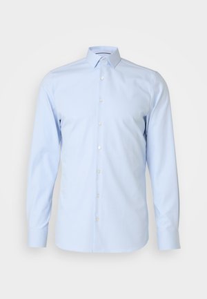Camicia azzurra chiara, con maniche lunghe, colletto classico, realizzata in tessuto liscio, con bottoni bianchi sul davanti, design minimale.