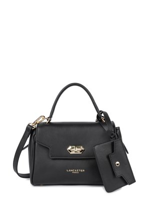 Borsa a mano in pelle nera con una forma strutturata, accessori in dorato e un'etichetta rimovibile. Dotata di manico superiore e tracolla regolabile.