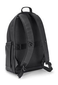 Čierny batoh s hladkým povrchom, polstrovanými popruhmi, priedušným sieťovaným zázemím, bočnými vreckami a vrchnou rukoväťou na nosenie.