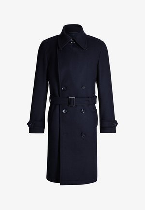 Donker marineblauwe dubbelzijdige wollen jas met brede kraag, riem met rechthoekige gesp en knoopmanchetten, getoond op een witte achtergrond.