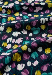 Tissu en coton floral avec un fond bleu marine foncé. Présente des tulipes multicolores en rose, blanc, jaune et bleu, avec des tiges vertes.