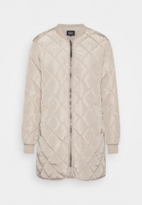 Ljus beige kviltad jacka med långa ärmar, ståkrage och framfällning. Slät, glänsande yta med ribbade ärmslut och nederkant.