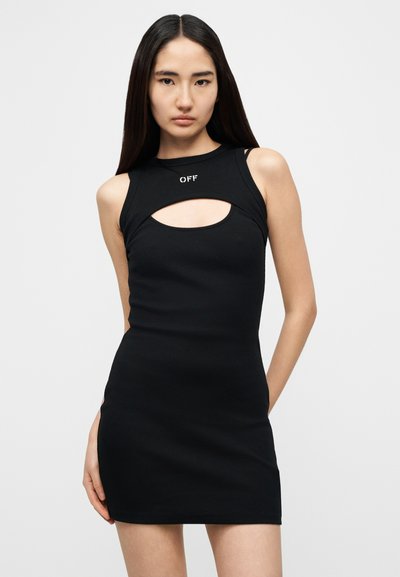 Μαύρο ριμπ φόρεμα με ψηλό λαιμό, άνοιγμα στο στήθος, σχέδιο χωρίς μανίκια και λευκό κεντητό λογότυπο "OFF" στο γιακά.