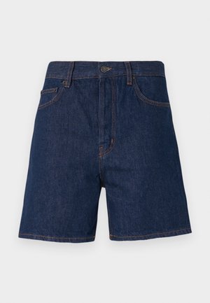 Dunkelblaue Denim-Shorts mit einem klassischen Fünf-Taschen-Design, sichtbaren orangefarbenen Nähten und einem Knopfverschluss am Bund.