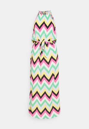 Robe sans manches, longueur cheville, avec col halter et ceinture, présentant un motif en zigzag en vert, rose, jaune, noir et blanc.