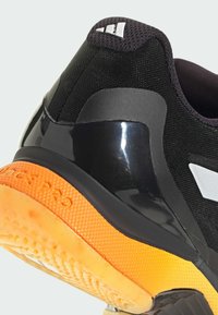 adidas Performance AVACOURT 2.0 TENNIS - Multicourt tennis shoes - aurora black   metalic   spark