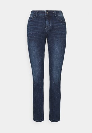 Jean bleu foncé à jambes droites avec petits pois blancs, bouton à l'avant et design à cinq poches sur un fond uni.