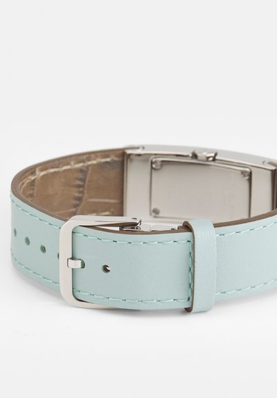 Hellblaues Lederarmband mit silberner Schnalle und Naht, flach liegend mit sichtbarer Schließe auf weißem Hintergrund.