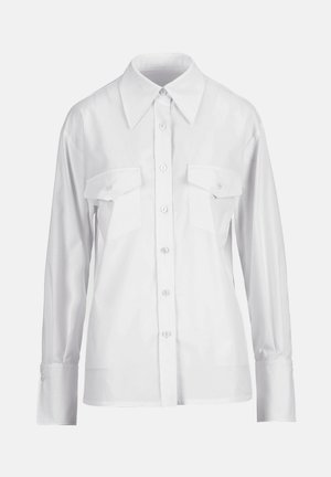 Weißes langärmeliges Hemd mit Knopfleiste, großem Kragen und zwei vorderen aufgesetzten Taschen mit Knopfverschluss, auf einfarbigem Hintergrund dargestellt.