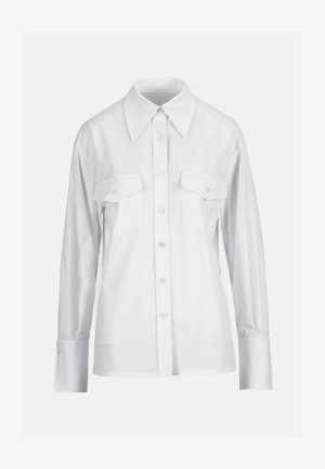 Witte lange mouwen blouse met brede kraag en twee voorste klepzakken met knopen, weergegeven op een effen achtergrond.