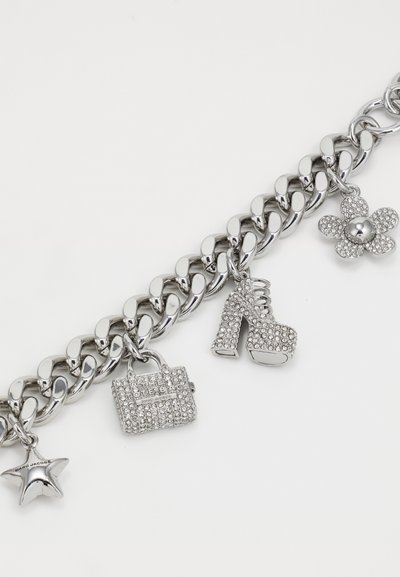 Silverfärgad kedjearmband med berlocker: en stjärna, högklackad sko, handväska och blombrosch, alla utsmyckade med rhinestones för extra glans.