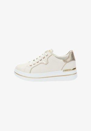 Baskets blanches avec un dessus texturé, accents dorés métalliques sur le talon et la semelle, et fermeture à lacets. Présente une épaisse semelle intermédiaire blanche.