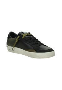 Sneaker neri e verde oliva con tomaia in pelle e camoscio, lacci piatti, punta perforata e suola in gomma testurizzata.