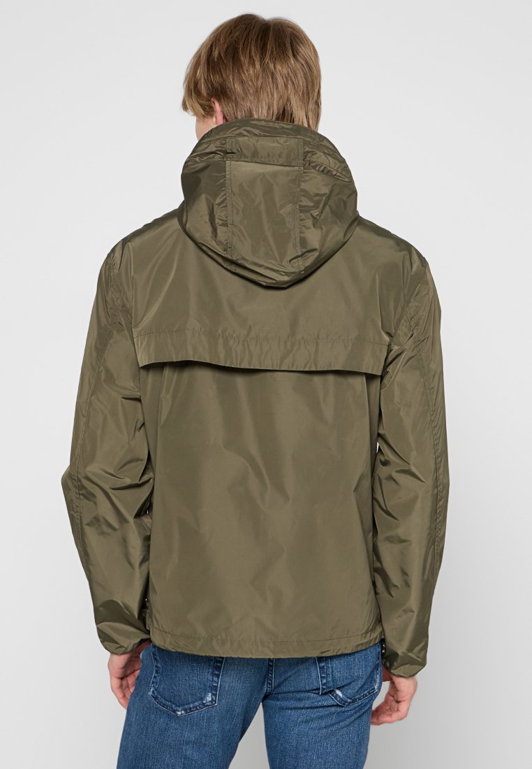 Olivegrüne, leichte Jacke mit Kapuze, ausgestattet mit einem Rückenbelüftungsbereich und elastischen Bündchen, gefertigt aus wasserabweisendem Material.