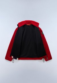 Jachetă din fleece roșu cu un finisaj texturat, având o captușeală interioară neagră, hem cu șnur și un patch cu logo pe mânecă.