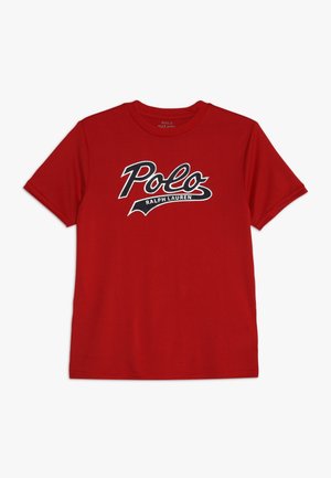 Rød kortærmet T-shirt i bomuld med et sort og hvidt "Polo Ralph Lauren"-logo på forsiden. Rund halsudskæring, standard pasform.